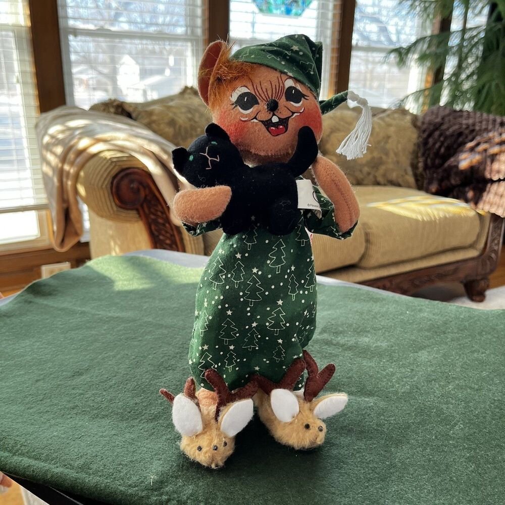 Vintage Annalee 2004 11" Nightshirt Mouse with Bunny Slippers Holding a Cat